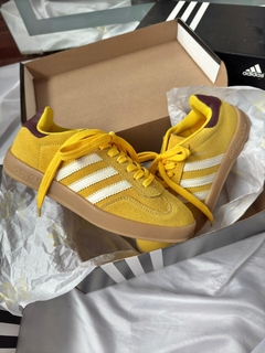 Tênis adidas gazelle couro