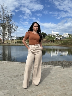 Calça alfaiataria com passa cinto