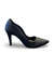 Scarpin clássico preto com salto alto de 8,5cm e bico fino.