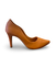 Scarpin clássico de salto alto de 8,5cm
 na cor laranja, com design elegante e ponta fina.