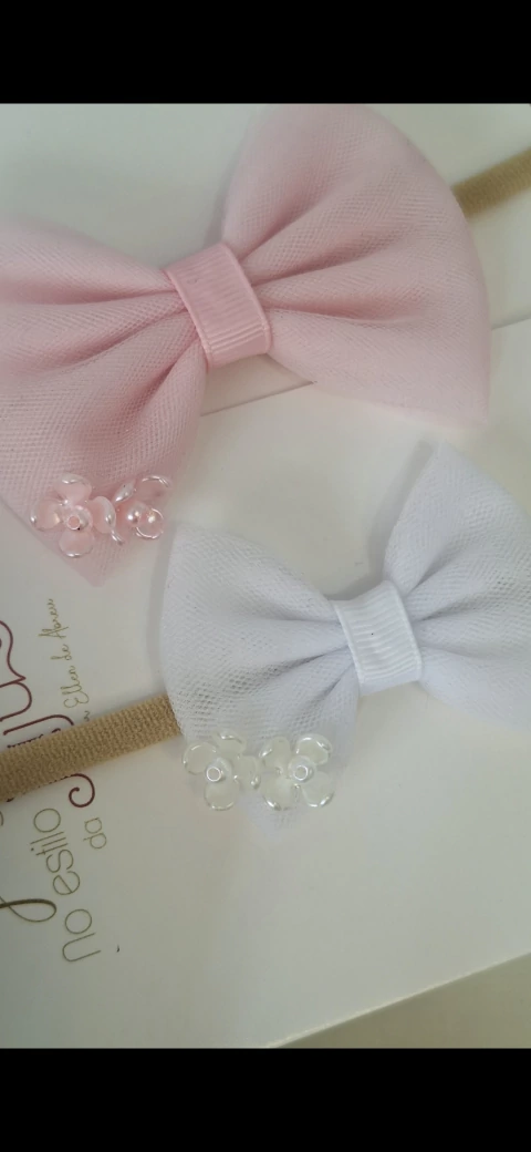Laço gravatinha de tule com flor e pérolas - comprar online