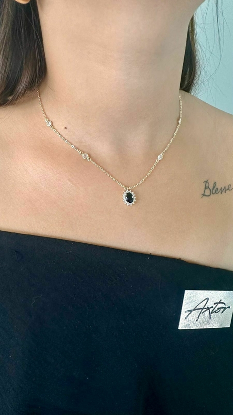 COLAR PRETO COM ENTREMEIOS