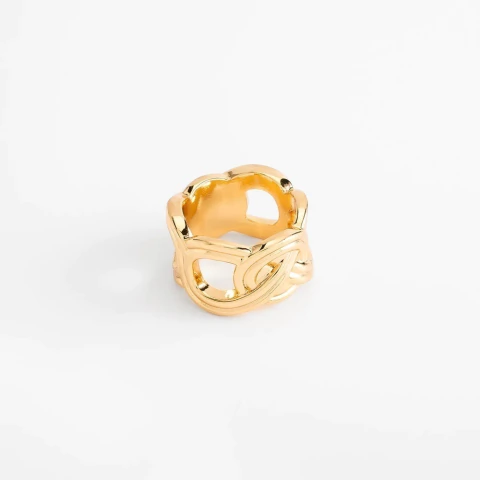 Anillo en baño de oro con diseño de nudo entrelazado moderno