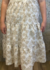 VESTIDO CREPE OFF WHITE COM DOURADO na internet