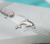 PIN GOLFINHO COM STRASS PRATA - Garota Implacavel