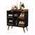 Aparador Adega Petrus Gin preto com detalhes caramelo, exibindo nichos para vinhos, espaço para taças e tampo superior. Design retrô com pés palito em destaque.