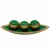 Uma barca (bandeja ou prato) decorativa na cor verde com detalhes dourados, contendo três esferas (bolas) de decoração, também na cor verde com faixas douradas. O conjunto é ideal para mesas de centro, aparadores ou estantes. Envio de São Luís/MA para tod