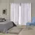 Cortina Longa Lisa Slim Blackout na cor branca instalada em sala moderna da Bella Janela com voil leve e blackout em PVC.