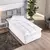 Vista superior de um quarto moderno e clean com um Pillow Top Solteiro Suavitec branco sobre um colchão. Há um travesseiro branco no topo do pillow top, uma cabeceira cinza estofada, um criado-mudo com itens de decoração e uma planta verde no canto. O amb