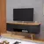 Rack Para TV Berlin Retrô na cor Preta com tampo em cor Cumaru, 2 portas e 1 gaveta, com TV e objetos decorativos. Rack de TV para sua sala em São Luís.