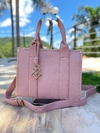 Bolsa Lyssa estilo Tote com detalhe em chaveiro 