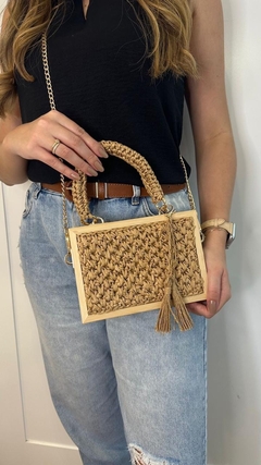 Bolsa rústica feita em madeira e trabalhada em material de vime ✨ acompanha alça de mão e também uma elegante alça de corrente - comprar online