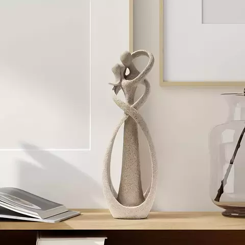 Escultura abstrata casal beijando em resina