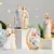 Família casa cor série atrás abraçando estatuetas de resina conjunto natal e