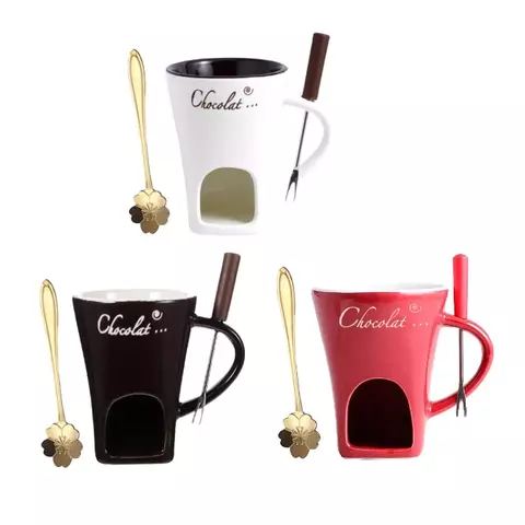 Caneca de fondue, copo de derretimento de chocolate com garfo e colher, aquecedo