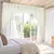 Elegante saia de janela triangular de voile branco com acabamento de renda delic