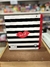 Descripción Breve: "Organizá tus documentos con estilo con la Carpeta Las Oreiro Love It. Su diseño vibrante y exclusivo con labios en rojo y frase