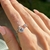ANEL SOL ABERTO DE CRISTAL LONDON BLUE E ZIRCÔNIAS BRANCAS