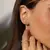 BRINCO EARHOOK CRUZADO COM ZIRCÔNIAS BRANCAS