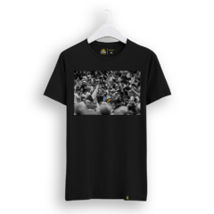 Maradona rodeado copa