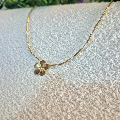 Colar Delicado com Flor Marrom e Pérola