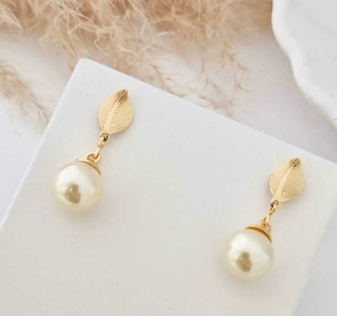 Brinco folha com perola
