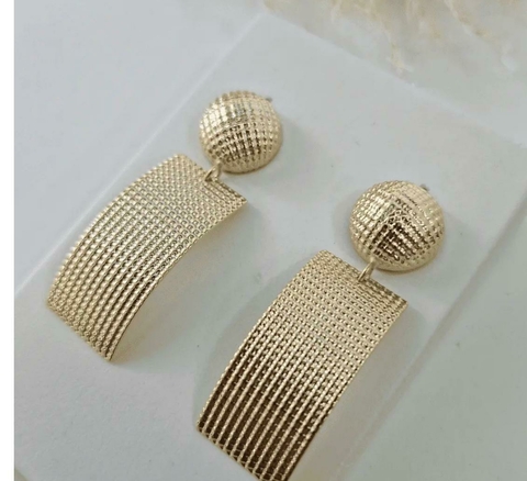 Brinco círculo pendurado trabalhado