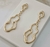 Brinco orgânico pendurado folheado em ouro 18k - comprar online