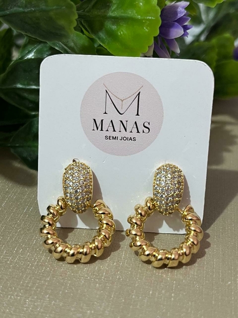 Brinco Base Cravejada com Circulo Torcido Pendurado no Dourado