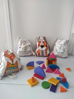 50 maderitas coloridas más mochila