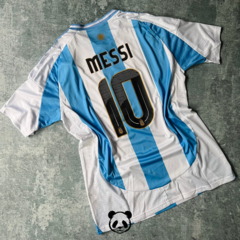 CAMISETA TITULAR ARGENTINA 2024 + DORSAL MESSI 10 + PARCHES DE FELPA - Kophiphi Shop