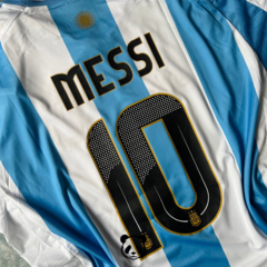 CAMISETA TITULAR ARGENTINA 2024 + DORSAL MESSI 10 + PARCHES DE FELPA - tienda online