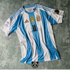 CAMISETA TITULAR ARGENTINA 2024 + DORSAL DI MARIA 11 + PARCHES DE FELPA en internet