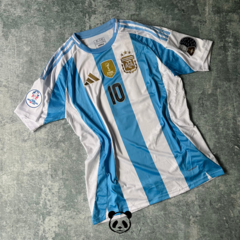 CAMISETA TITULAR ARGENTINA 2024 + DORSAL MESSI 10 + PARCHES DE FELPA en internet