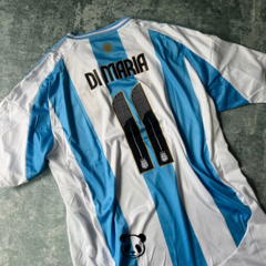 CAMISETA TITULAR ARGENTINA 2024 + DORSAL DI MARIA 11 + PARCHES DE FELPA - Kophiphi Shop