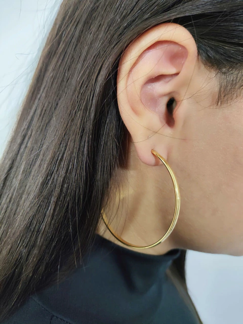 Argola grande achatada folheada a ouro