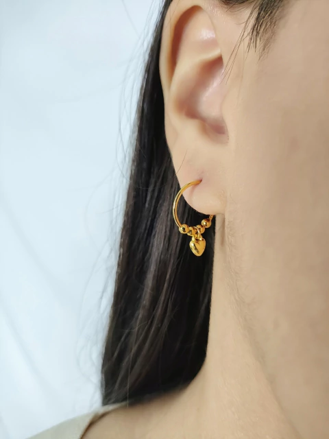 Argola com coração pendurado e bolinhas douradas