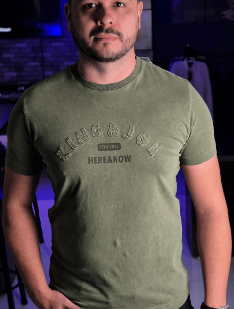 Camiseta King&Joe Estonada Bordado Assinatura Verde Militar