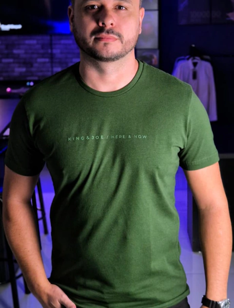 Camiseta King&Joe Cotton Flex Here & Now Verde Escuro