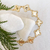 Pulseira de ouro 18K com design de trevos, destacando detalhes florais