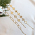 Pulseira de elos largos orgânicos em ouro 18K, com detalhes florais e brilho.