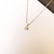 Colar ponto de luz de estela em ouro 18K com zircônia, apresentando um design elegante e delicado.