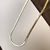 Corrente colar essencial em ouro 18K com design de fita, destacando seu brilho e elegância.
