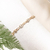 Pulseira linha premium em ouro 18K cravejada de zircônias, destacando seu design luxuoso.