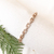 Pulseira de elos em ouro rosé cravejada de zircônias, destacando seu design luxuoso.