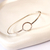 Bracelete de prata 925 com círculo central, elegante e minimalista.