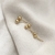 Conjunto de brincos bolinha fechada em ouro 18k, com tamanhos P, M e G, sobre um fundo claro.