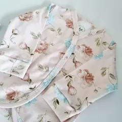 Imagen de AJUAR FLORES FONDO ROSA - 3 piezas