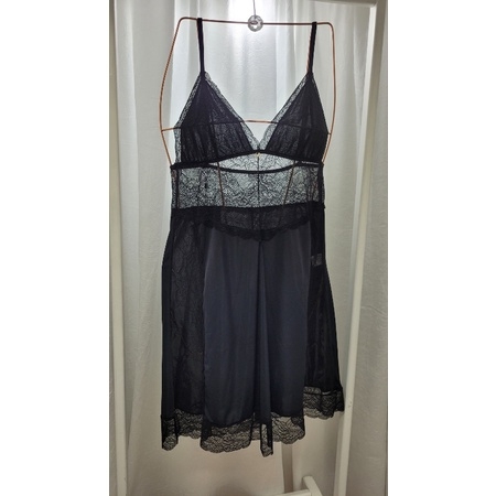 Camisola preta com renda lateral