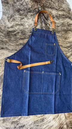 Delantal de jean y tiras de cuero